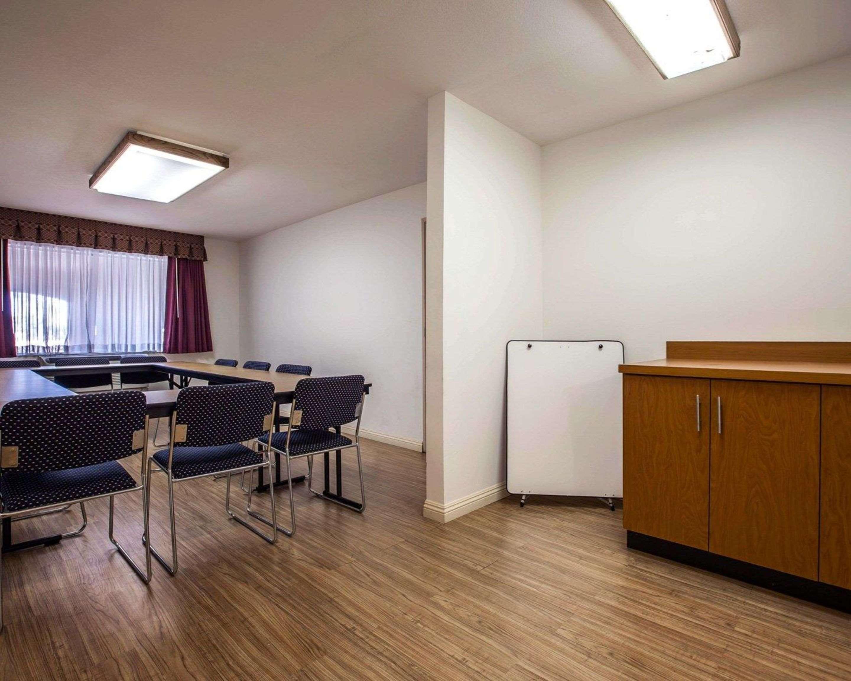Days Inn By Wyndham בליית' מראה חיצוני תמונה